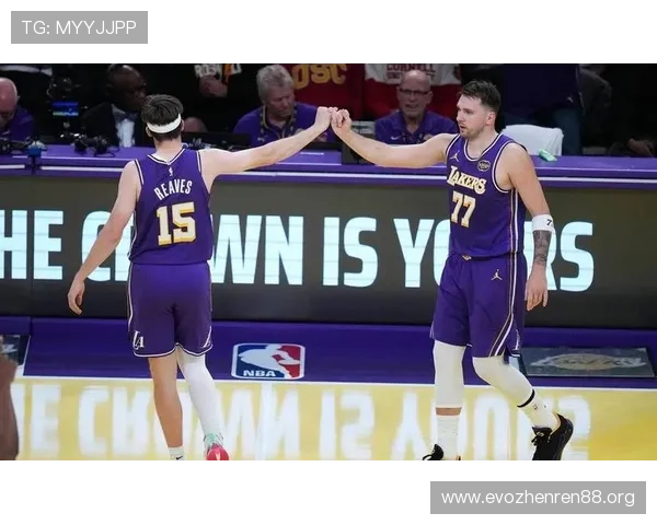 湖人主场球迷齐声高喊MVP镜头完整记录这震撼感人瞬间难忘时刻